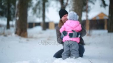 Baba kızı having oyunculuk ile kışın parkta oynarken