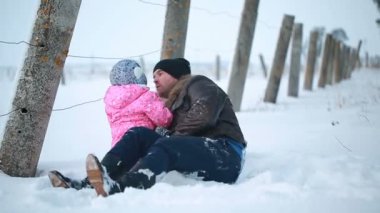 Baba kızı having oyunculuk ile kışın parkta oynarken