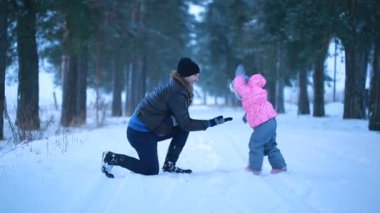 Baba kızı having oyunculuk ile kışın parkta oynarken