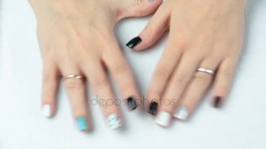 El ile moda manikür. Beyaz arka plan yakın çekim çivi tasarım