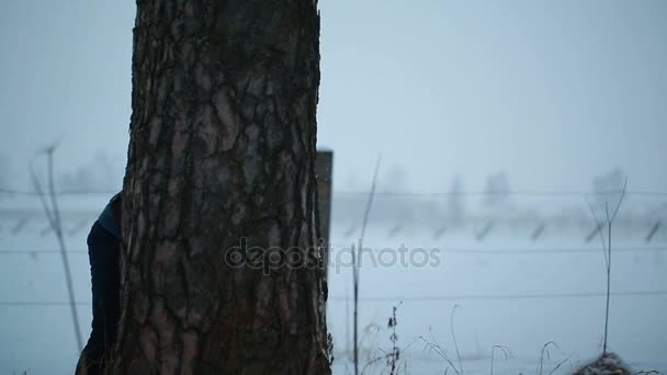 Père et fille jouant à cache-cache dans un parc en hiver — Video