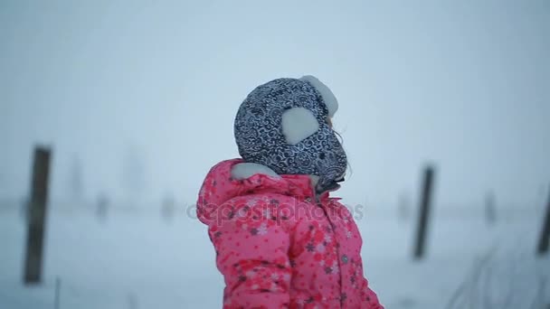 Батько і дочка грають ховаються і шукають в парку взимку — стокове відео