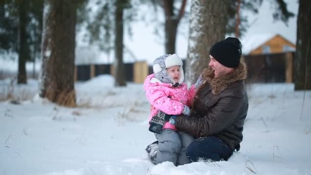 Papá con su hija divirtiéndose jugando en el parque en invierno — Vídeos de Stock