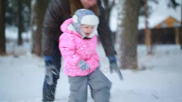 Baba kızı having oyunculuk ile kışın parkta oynarken — Stok video