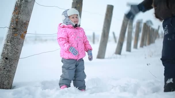 Tata z córką zabawy grając w parku w zimie — Wideo stockowe