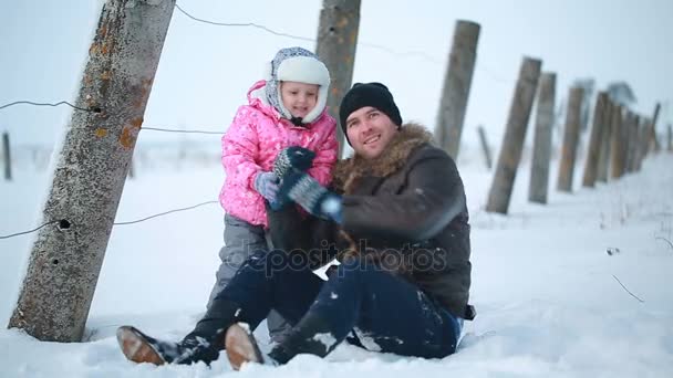Papá con su hija divirtiéndose jugando en el parque en invierno — Vídeos de Stock