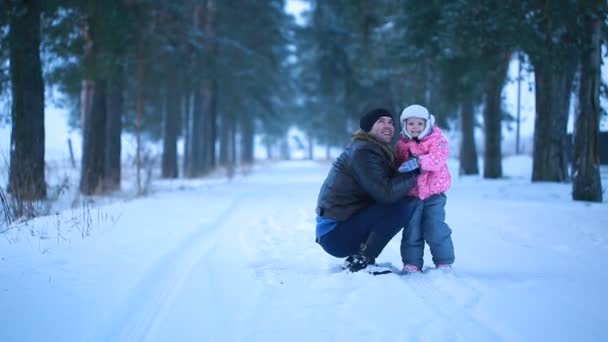 Vader en dochter gelukkig knuffelen in de winter park — Stockvideo