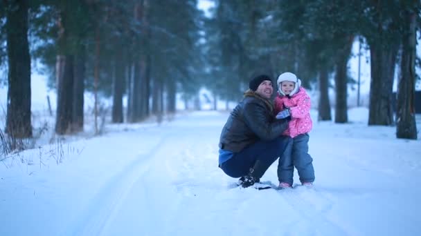 Papá e hija se abrazan felizmente en el parque de invierno — Vídeos de Stock