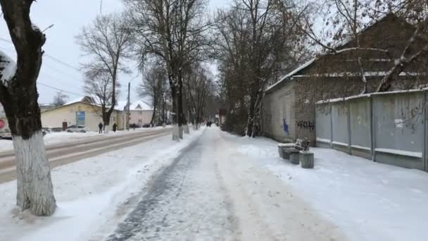 Caminando por los suburbios en invierno — Vídeos de Stock