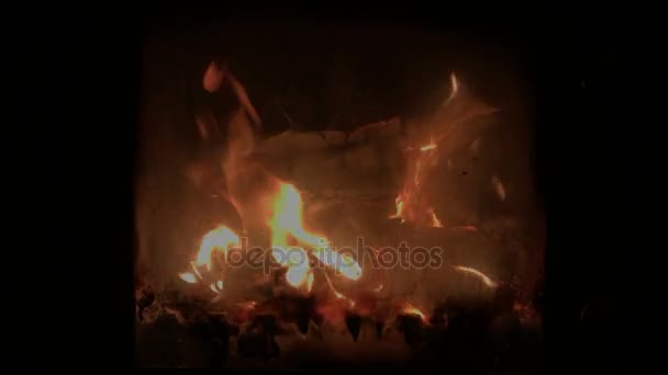 在熏黑的玻璃后面壁炉里的火焰 — 图库视频影像