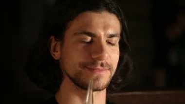 Yakışıklı delikanlı barda bira içmek