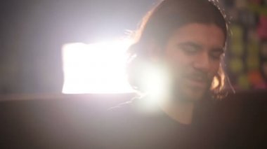 Yakışıklı delikanlı barda bira içmek