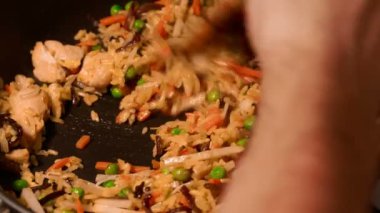 Bir Pan sebze ve pirinç tavuk göğsü