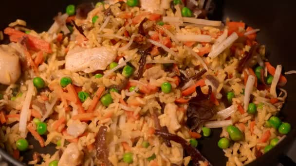 Рисовая куриная грудка и овощи на сковороде — стоковое видео