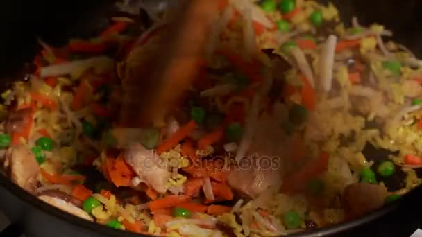 Pierś z kurczaka ryż i warzywa na patelni — Wideo stockowe
