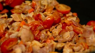 bir tavada domates pastırma soğan havuç