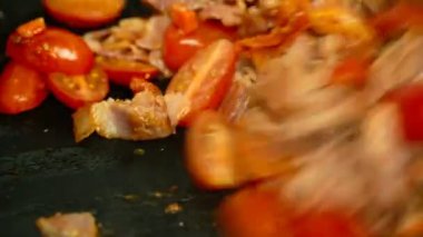 bir tavada domates pastırma soğan havuç