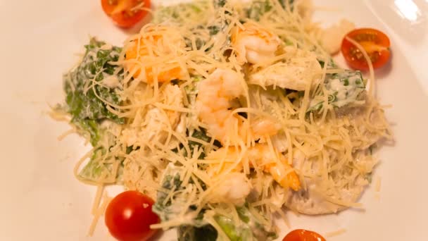 Salada Caesar com camarão em um prato — Vídeo de Stock