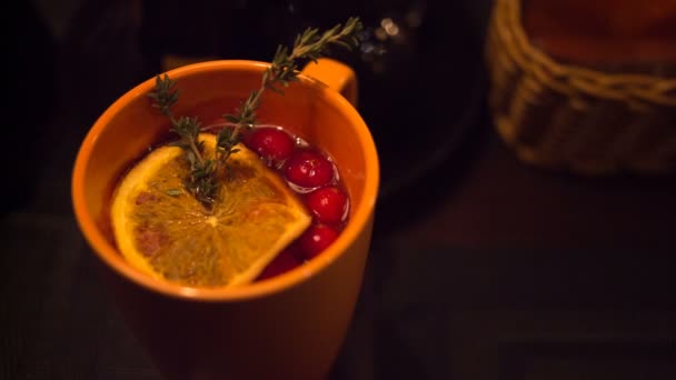 Délicieux thé chaud avec du citron et de la canneberge gros plan — Video