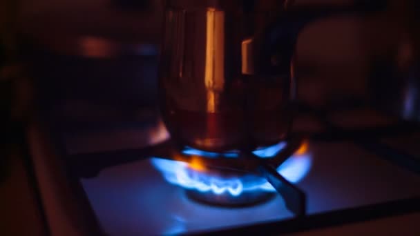 Kleine pan wordt verwarmd op een gasbrander — Stockvideo