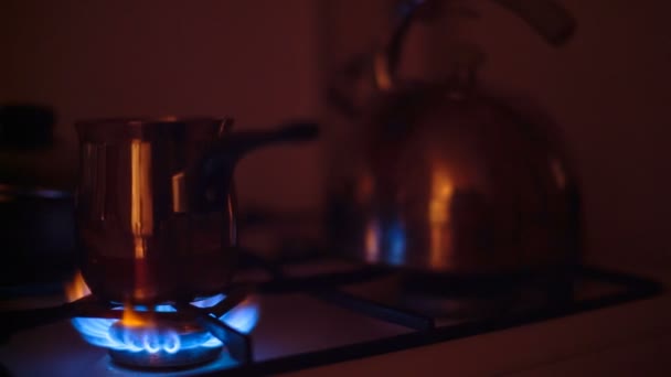 Piccola casseruola viene riscaldata su un bruciatore a gas — Video Stock