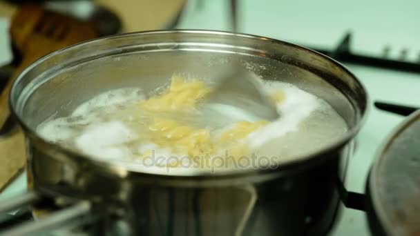 Pasta gekookt in een pan — Stockvideo