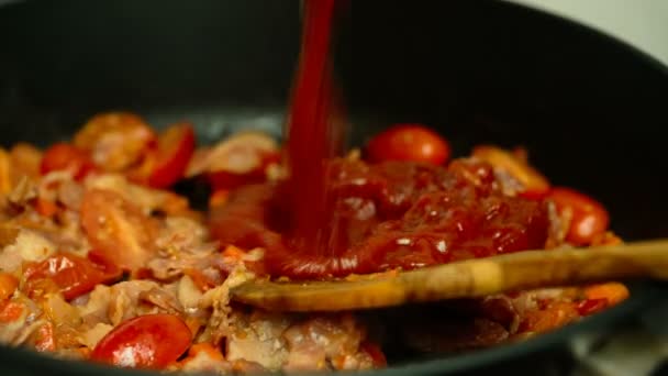 Tocino tomate cebolla zanahoria y pasta en una sartén de primer plano — Vídeos de Stock