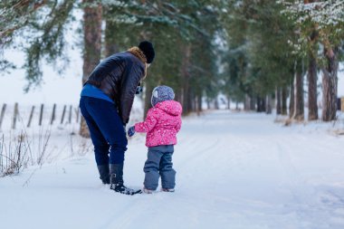 Babam onunla ve kızıyla birlikte yürür