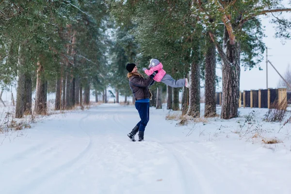 Dad walks with her and daughter — Stock Photo, Image