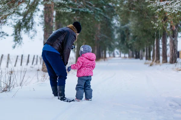 Babam onunla ve kızıyla birlikte yürür