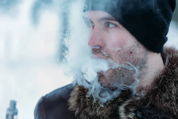 Adam elektronik sigara içiyor.