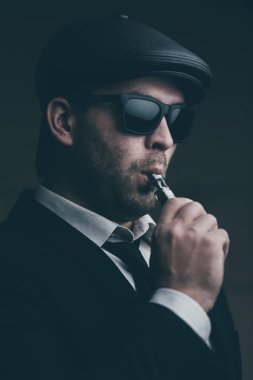 Sigara ve şık erkek güneş gözlüğü ve bir deri kapağı