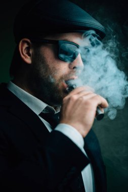 Sigara ve şık erkek güneş gözlüğü ve bir deri kapağı