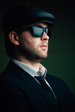 erkek güneş gözlüğü ve bir deri kapağı