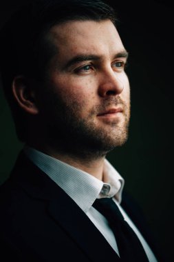 karanlık bir arka plan üzerinde başarılı iş adamı