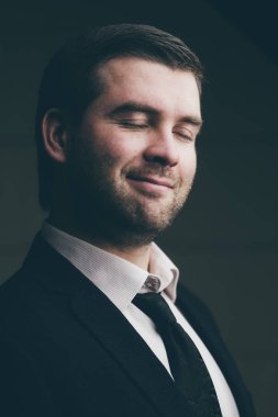 karanlık bir arka plan üzerinde başarılı iş adamı