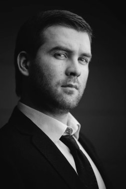 karanlık bir arka plan üzerinde başarılı iş adamı