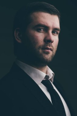 karanlık bir arka plan üzerinde başarılı iş adamı