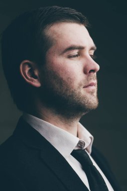 karanlık bir arka plan üzerinde başarılı iş adamı