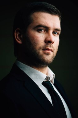 karanlık bir arka plan üzerinde başarılı iş adamı