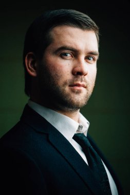 karanlık bir arka plan üzerinde başarılı iş adamı