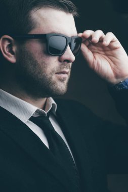 Son moda erkek güneş gözlüğü üzerinde çalışıyor