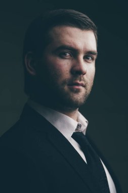 karanlık bir arka plan üzerinde başarılı iş adamı