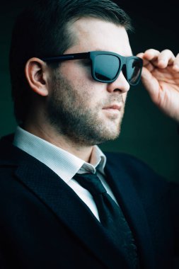 Son moda erkek güneş gözlüğü üzerinde çalışıyor