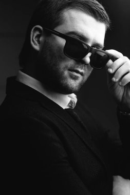 güneş gözlüklü adam biraz karanlık odada indirdi