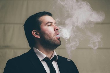 işadamı exhales sigara dumanı