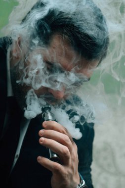 işadamı sigara elektronik sigara