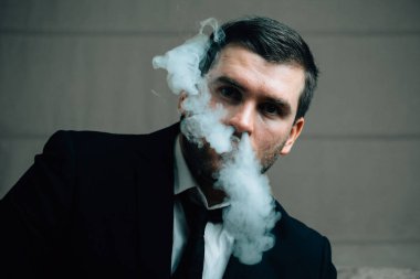 işadamı duman burnuna darbeler.