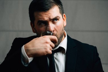 işadamı bir bardak viski içiyor