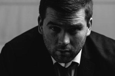 ciddi adam yakın çekim portre